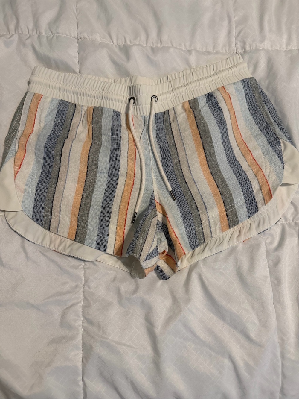 New w/out tags, Athleta Striped linen Athletic style Shorts, size 6 Cute!